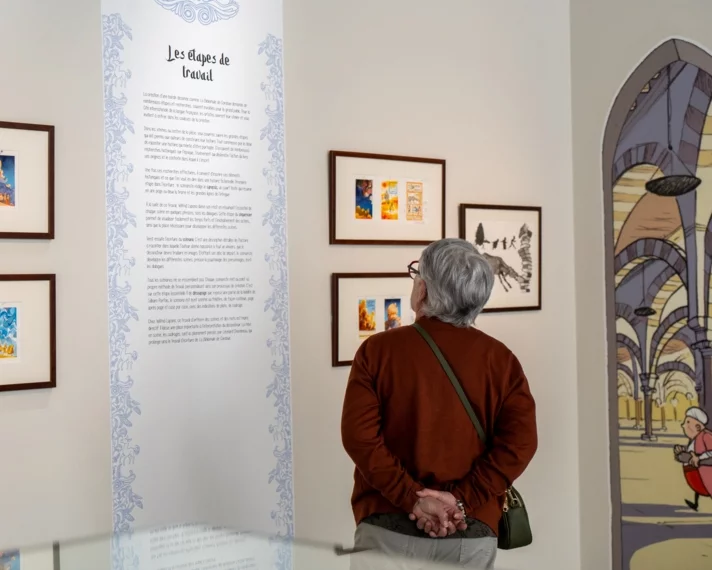 Une personne visite l'exposition La Bibliomule de Cordoue